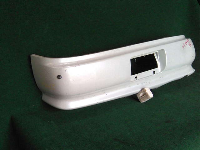 Бампер задний белый с 1 парктроником (царапины, вмятина) 5215922590G1 BU для TOYOTA MARK II X90 1992-1996
