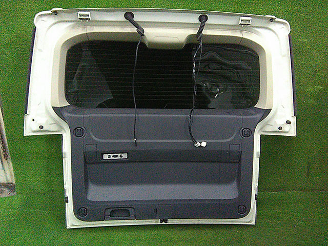 Крышка багажника белая в сборе со стеклом, спойлер, стеклоочиститель, фонари, камера (потерта) 5801A427 1BU (Б/У) для MITSUBISHI DELICA D:5 V CV 2007-2019