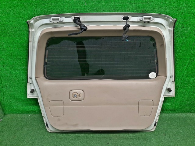 Крышка багажника белая в сборе со стеклом, спойлер, стеклоочиститель, фонари, камера (потертость) 90100AD030 BU (Б/У) для NISSAN PRESAGE I U30 2001-2003