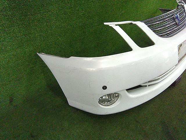 Бампер передний белый в сборе с решеткой радиатора, ПТФ, парктроник (потерт) 521192A110A0 BU (Б/У) для TOYOTA MARK II WAGON BLIT X11 2000-2007