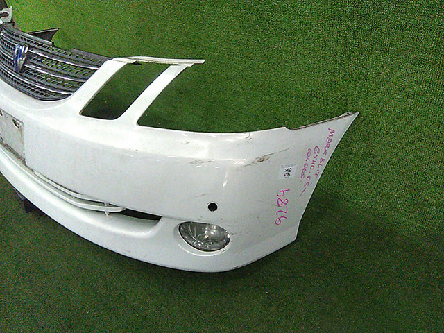 Бампер передний белый в сборе с решеткой радиатора, ПТФ, парктроник (потерт) 521192A110A0 BU (Б/У) для TOYOTA MARK II WAGON BLIT X11 2000-2007