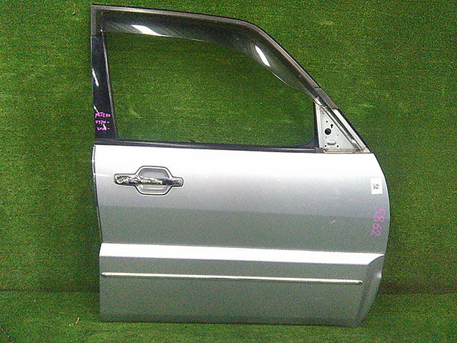 Дверь передняя правая серебро в сборе (потерта) 5700A452 2BU (Б/У) для MITSUBISHI PAJERO / MONTERO IV