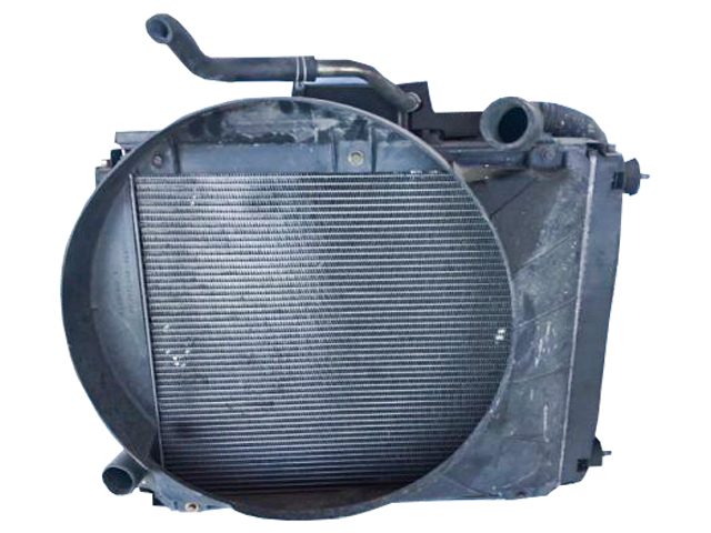 Радиатор охлаждения двигателя в сборе с радиатором кондиционера и диффузором ME406960 BU (Б/У) для MITSUBISHI CANTER FB6 / FE5 / FE6 1994-2002