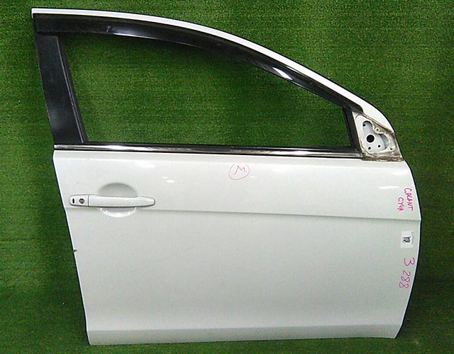 Дверь передняя правая белая в сборе 5700A558 4BU (Б/У) для MITSUBISHI LANCER X