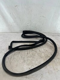 Уплотнитель двери передней левой