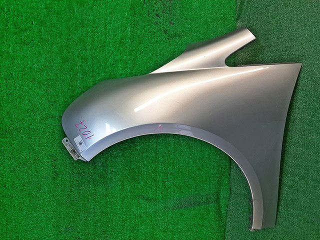 Крыло переднее левое серебро в сборе с кронштейном (скол) MN150859 2BU (Б/У) для MITSUBISHI GRANDIS