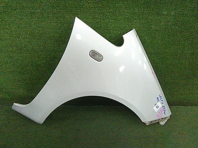 Крыло переднее правое белое (потерто) MN133356 7BU (Б/У) для MITSUBISHI COLT