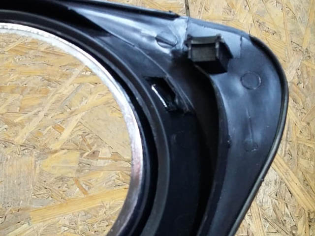 Решетка переднего бампера под ПТФ правая с хром-ободком Уценка 10% (сломано крепление) для TOYOTA COROLLA E140 / E150 2010-2013