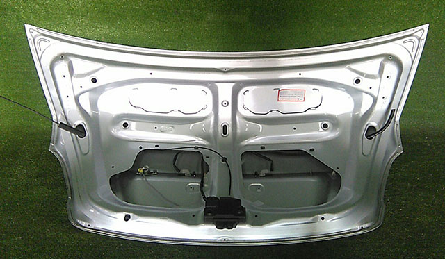 Крышка багажника серебро в сборе с накладкой хром, замок 6440152120 3BU для TOYOTA YARIS / VITZ / BELTA P90 2006-2011