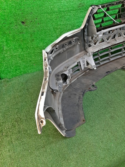 Бампер передний белый в сборе с решеткой радиатора, заглушки ПТФ (потерт) 1T0807221D 2BU (Б/У) для VOLKSWAGEN TOURAN I 1T1 / 1T2 2006-2010