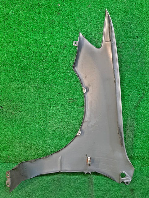 Крыло переднее правое серебро в сборе с повторителем, под порог (потерто) MR555070 5BU (Б/У) для MITSUBISHI LANCER CEDIA RHD CS 2000-2003