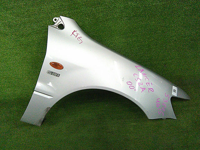 Крыло переднее правое серебро в сборе с повторителем MR555070 6BU (Б/У) для MITSUBISHI LANCER CEDIA RHD CS 2000-2003