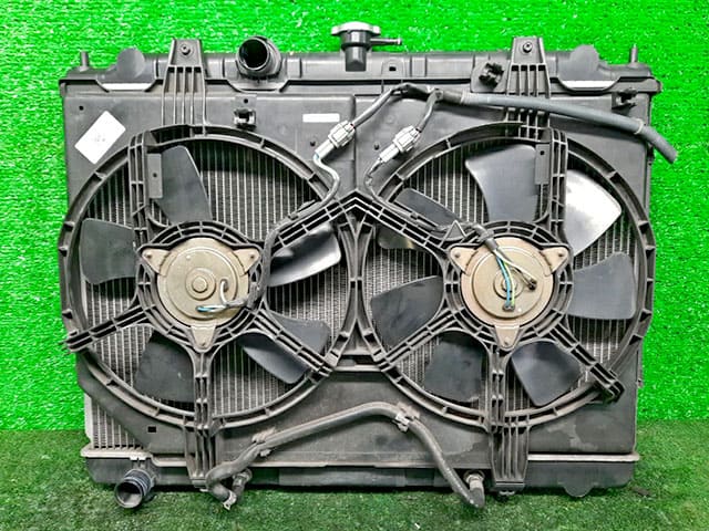 Радиатор охлаждения двигателя в сборе с диффузором, моторчики АКПП 21460AE000 2BU