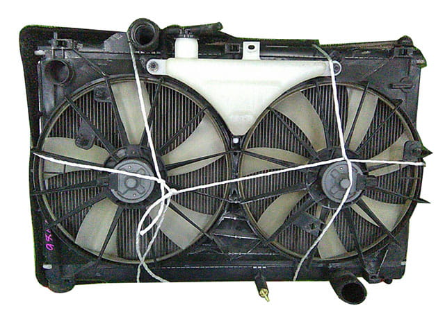 Радиатор охлаждения двигателя в сборе с диффузором, моторчики, бачок 1640031370 BU