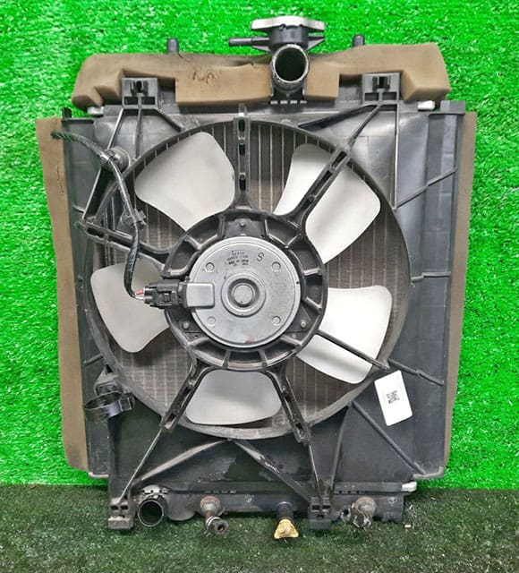 Радиатор охлаждения двигателя в сборе с радиатором кондиционера, диффузор, моторчик АКПП 16400B1300 BU (Б/У) для TOYOTA PASSO C30 2010-2016