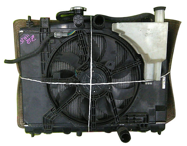 Радиатор охлаждения двигателя в сборе с диффузором, моторчик, бачок 214101FD0A BU (Б/У) для NISSAN CUBE III Z12 2008-2020